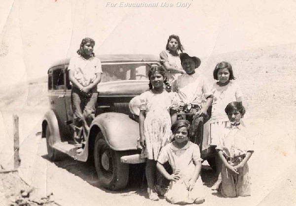 Chávez Family around the car