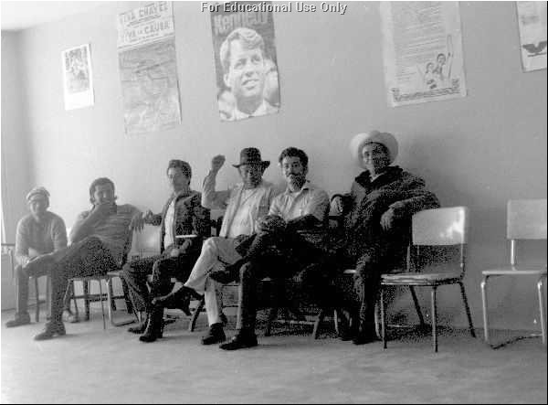 Un grupo en el Vestíbulo Sindical de UFW en Santa Maria, a comienzos de la década de 1970 