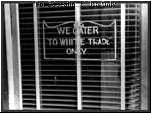 Un letrero de sólo blancos en una ventana