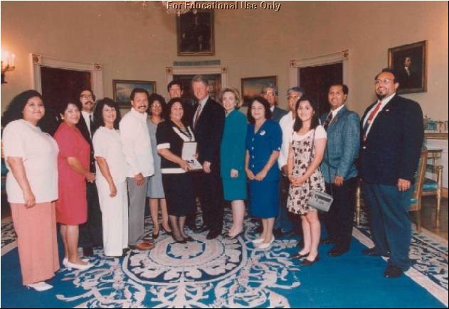 Helen Chávez recibe la Medalla de Libertad de manos del presidente Bill Clinton